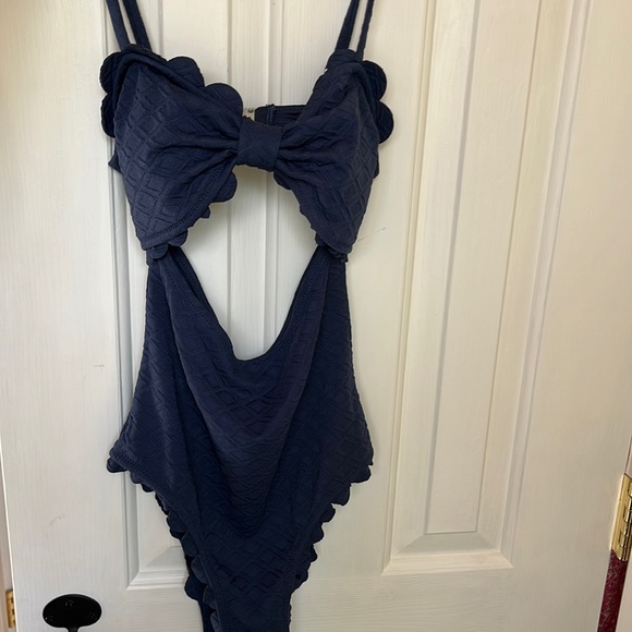NWT Cupshe Scalloped Cutout One Piece Swimsuit - Picture 2 of 5